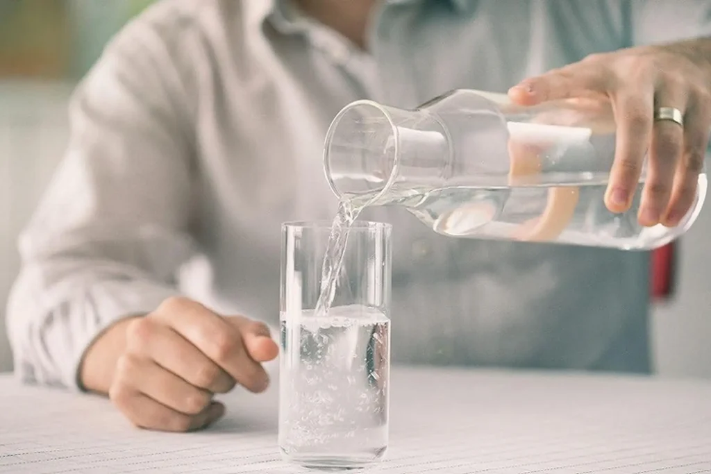 uống nước nhiều có hại thận không