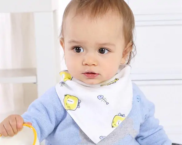 trẻ bị nấc cụt
